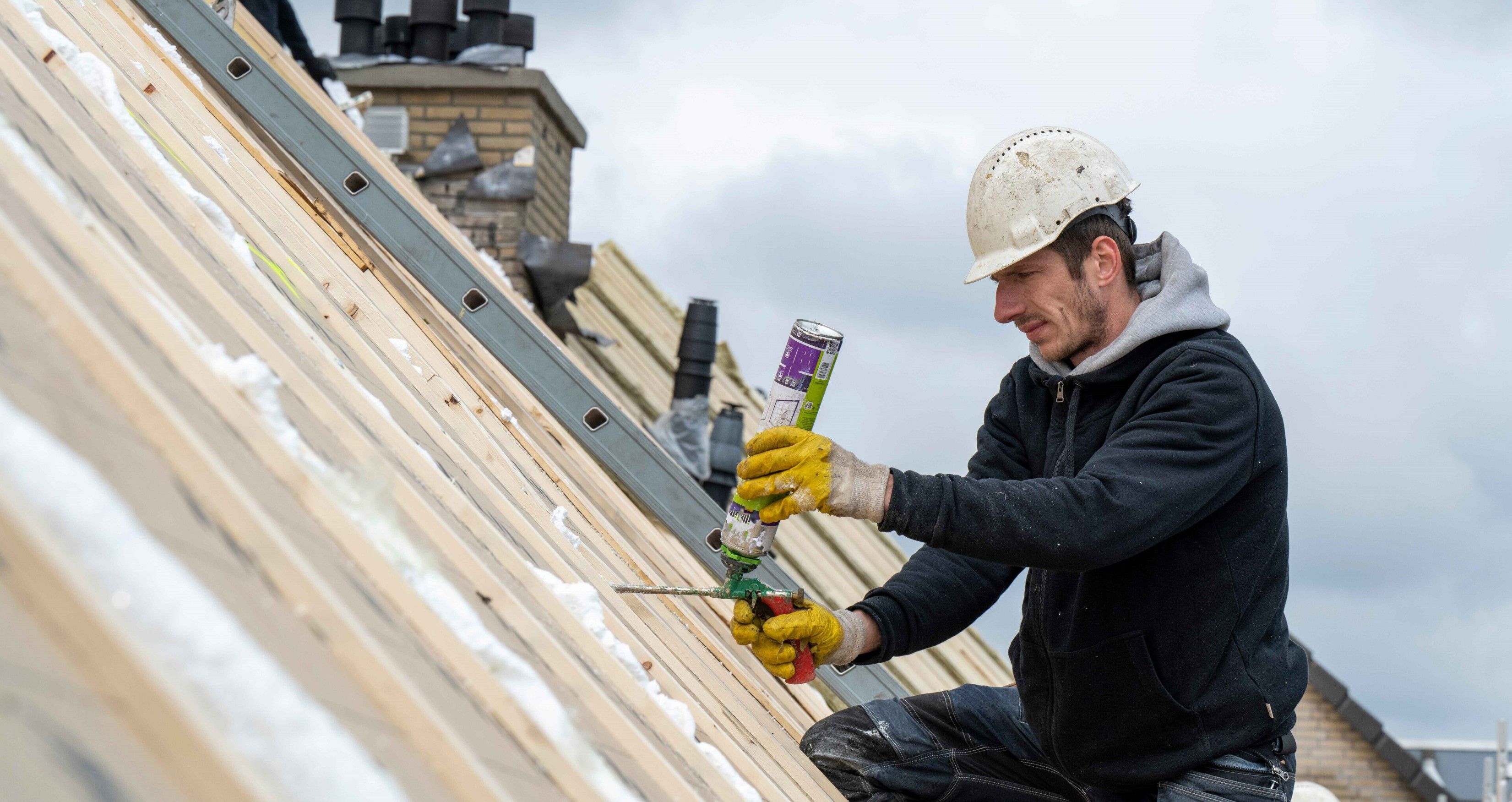 roofing-team-working-at-height